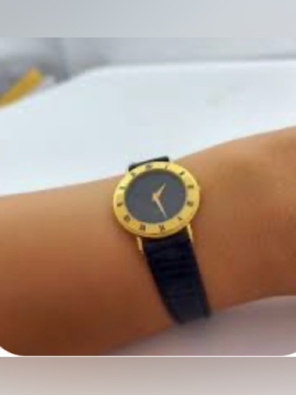 Vintage Gold Gucci 3001M Wristwatch Featuring Engraved Roman Numeral Bezel - Picture 1 of 12